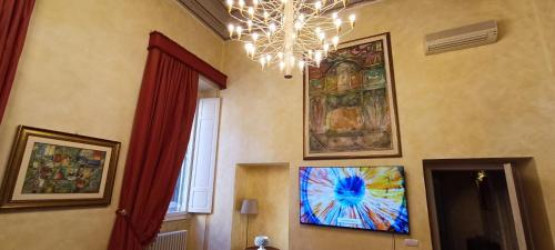 um quarto com pinturas na parede e um lustre em Residenza al Pantheon - RH Collection em Roma