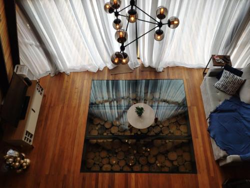 an overhead view of a living room with a chandelier at Cabana Mundo Novo in Gonçalves