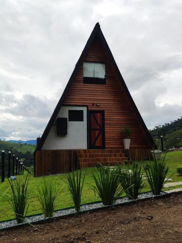 a small house with a thatched roof at Cabana Mundo Novo in Gonçalves