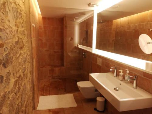 La salle de bains est pourvue d'un lavabo, de toilettes et d'un miroir. dans l'établissement Romantic Stay in Grand Setting, à Alella
