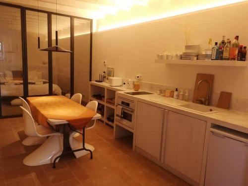 Kuchyň nebo kuchyňský kout v ubytování Romantic Stay in Grand Setting