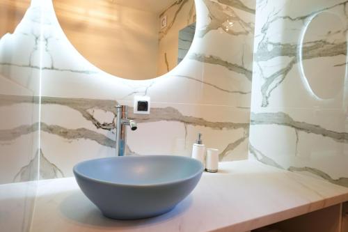 ein Badezimmer mit einem Spülbecken auf der Theke in der Unterkunft CICHAta Nad Zatoką in Cammin in Pommern