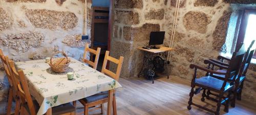 comedor con mesa, sillas y ordenador en Casa do Carregal, en Braga