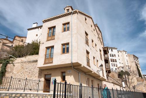 um edifício ao lado de uma colina em Cuencaloft Matadero viejo em Cuenca
