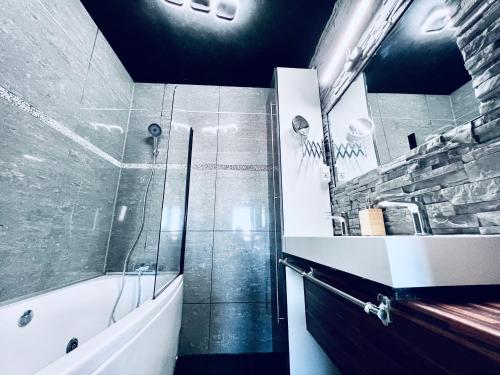 La salle de bains est pourvue d'une douche, d'une baignoire et d'un miroir. dans l'établissement eindhovenapart, à Eindhoven