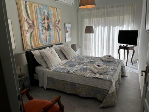 a bedroom with a bed and a flat screen tv at AU COEUR DES LICES *** CENTRE HISTORIQUE AVIGNON in Avignon
