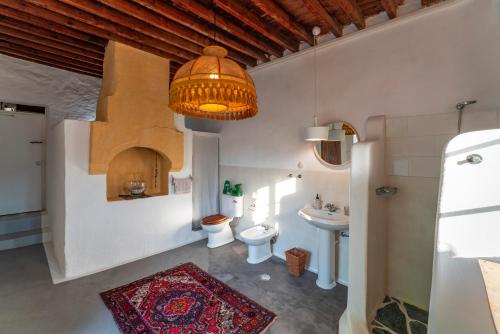 A bathroom at Casa Angelina Lindian House with large garden