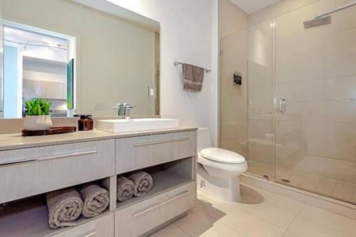 uma casa de banho com um lavatório, um WC e um chuveiro em Amazing apartment- Hyde Beach Resort em Hollywood