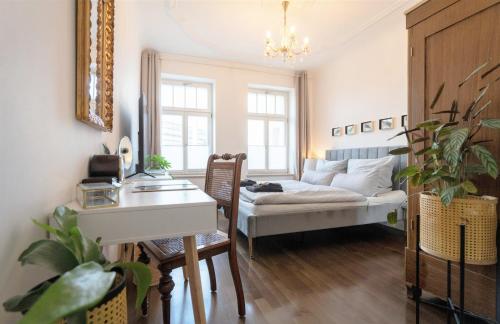ein Wohnzimmer mit einem Bett und einem Schreibtisch in der Unterkunft EXKLUSIV home & business Deluxe Kregel Apartment 70qm in Leipzig