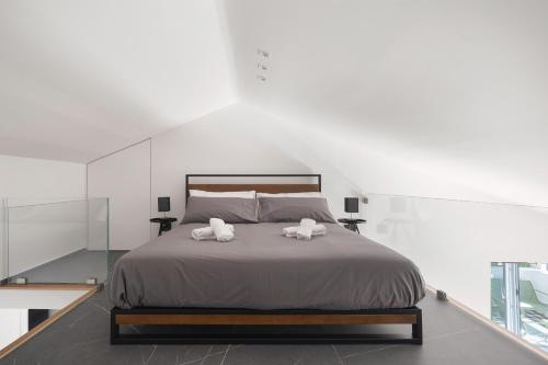 1 dormitorio con 1 cama grande y 2 toallas. en Archimedes luxury apartment with terrace, en Palermo