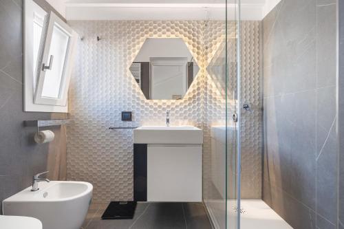 y baño con lavabo y espejo. en Archimedes luxury apartment with terrace, en Palermo