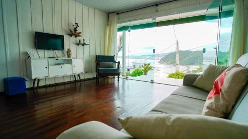 Μια τηλεόραση ή/και κέντρο ψυχαγωγίας στο Vista deslumbrante da Praia de São Miguel | Penha
