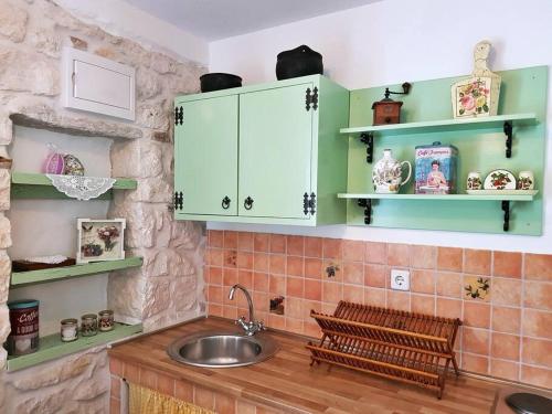 Vintage stone house ELDO with jacuzzi, in Podaspilje, Omiš