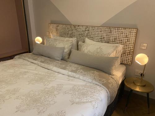 利物浦的住宿－Urban Pod Hotel Liverpool，卧室配有一张带白色床单和枕头的大床。