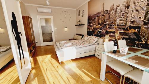 Habitación pequeña con cama y escritorio. en Parliament View Apartment, en Budapest