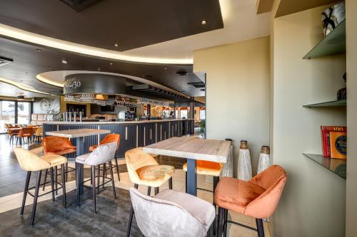 Restoran või mõni muu söögikoht majutusasutuses Hotel Le 830 Namur