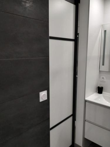 une salle de bain avec toilettes et lavabo dans l'établissement Résidence Odalys Saint Loup Appartement Climatisé entierement rénové, au Cap d'Agde