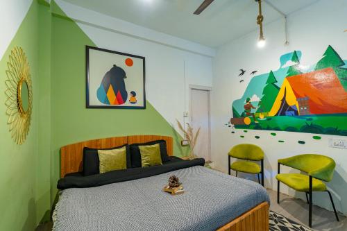 a bedroom with a bed and a green wall at Jungle Hostel by Whoopers in Kasol