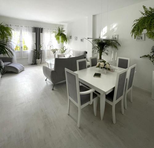 sala de estar con mesa blanca y sillas en Home Away From Home Marbella, en Marbella