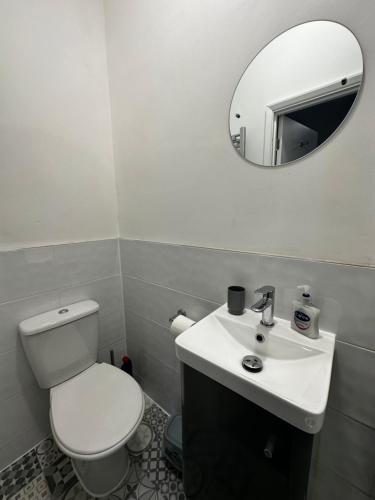 uma casa de banho com um WC branco e um espelho. em Stylish Town House - Modern double room - 4 em Parkside