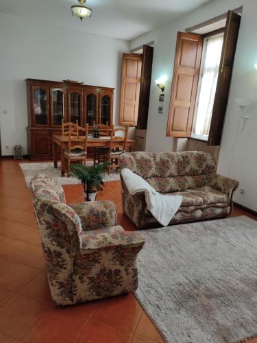 Sala de estar con 2 sofás y mesa en casa cardeal saraiva, en Ponte de Lima