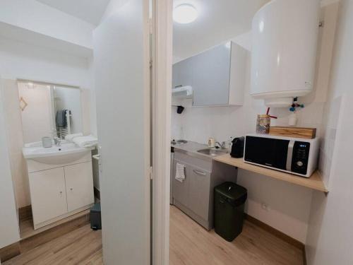 Kuchyňa alebo kuchynka v ubytovaní L’Écrin Nîmes - Le Cocoon Dorée
