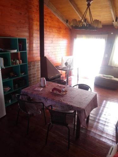 Habitación con mesa con sillas y ordenador portátil. en Morada de Campo, en La Coronilla