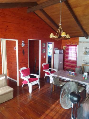 sala de estar con sillas y mesa en una habitación en Morada de Campo, en La Coronilla