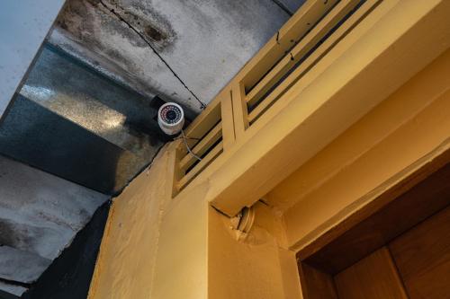 a building with a yellow door and a window at Hostel B2B SP in Sao Paulo
