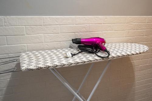 a pink hair dryer sitting on top of a table at Hostel B2B SP in Sao Paulo