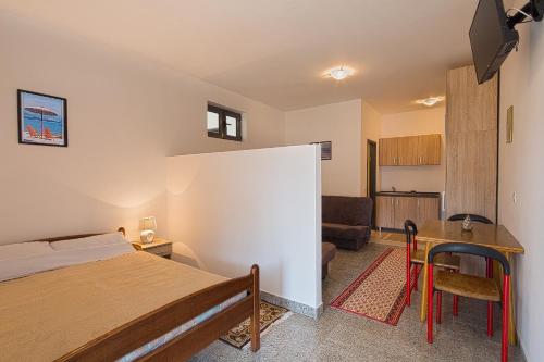 Η κουζίνα ή μικρή κουζίνα στο Madra Rooms and Apartments