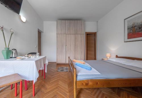 Ένα ή περισσότερα κρεβάτια σε δωμάτιο στο Madra Rooms and Apartments