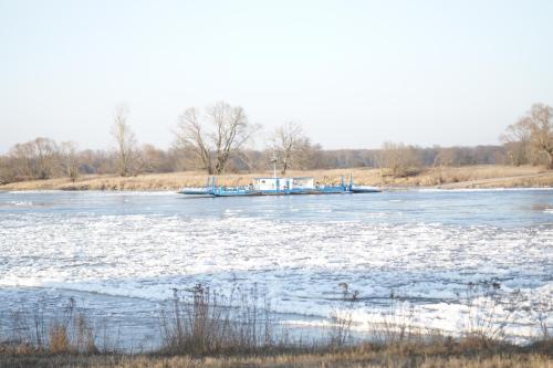 a frozen river with a house in the middle at "Ferienwohnung am Schloss" - Ferienwohnung mit Blick auf das Barbyer Schloss, 5 Gehminuten bis zur Elbe in Barby