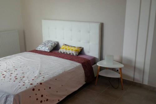 um quarto com uma cama e uma pequena mesa em appartement bayonne em Baiona