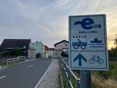a sign on the side of a road at "Ferienwohnung am Schloss" - Ferienwohnung mit Blick auf das Barbyer Schloss, 5 Gehminuten bis zur Elbe in Barby