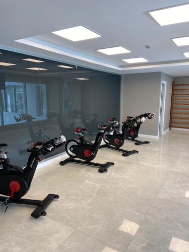 a row of exercise bikes in a gym at Miami Boulevard II excelente, a 100 metros del mar in Punta del Este