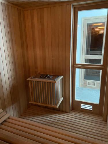a corner of a sauna with a window at Miami Boulevard II excelente, a 100 metros del mar in Punta del Este