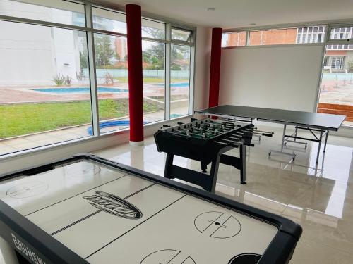 a ping pong table in a room with a ping pong tablektop at Miami Boulevard II excelente, a 100 metros del mar in Punta del Este