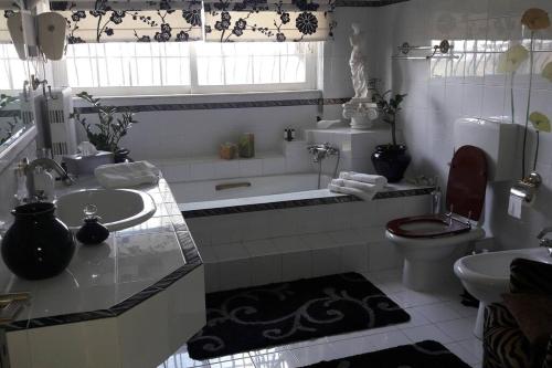 a bathroom with a tub and a toilet and a sink at villa in paradise in Zipárion