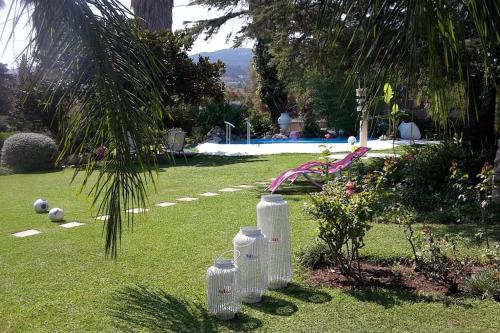 a garden with white plastic bottles on the grass at villa in paradise in Zipárion