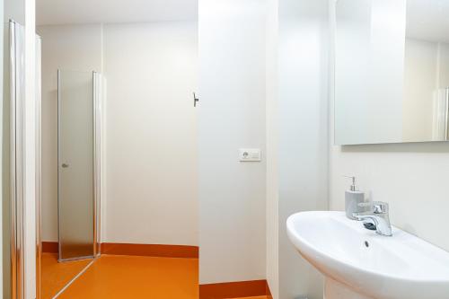 Bilik mandi di Turoqua Hostel