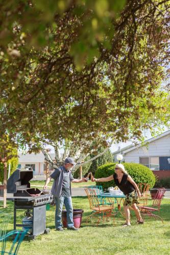 a man and woman playing with a grill in a park at Retro Inn at Mesa Verde in Cortez