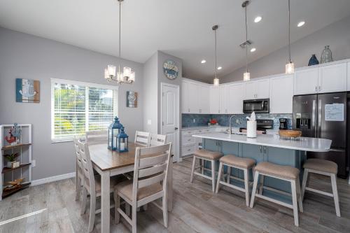 Η κουζίνα ή μικρή κουζίνα στο 233 Delmar Avenue - Beautiful Private Pool Home home