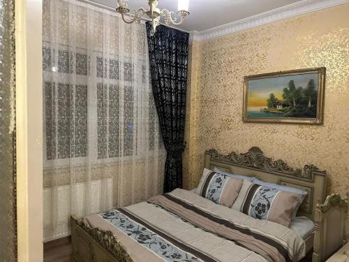 Un pat sau paturi într-o cameră la a historical apartment