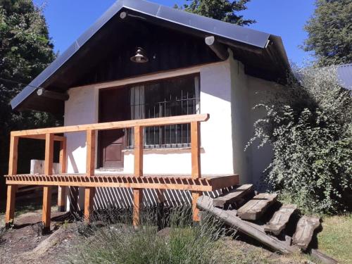 uma pequena casa com um telhado preto em Casita 2 ambientes em San Carlos de Bariloche
