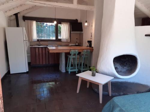 uma cozinha com um balcão e uma mesa num quarto em Casita 2 ambientes em San Carlos de Bariloche