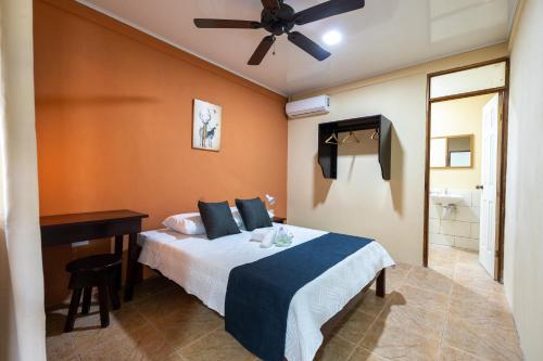 1 dormitorio con 1 cama y escritorio en una habitación en El Cocobolo Food&Rest Room 6 Bed and Breakfast WiFi AC Pkg gratis, en Liberia