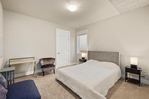 Luxurious Woodinville WA Guest Suite for Rent في ودينفيل: غرفة نوم بسرير ومكتب وكرسي