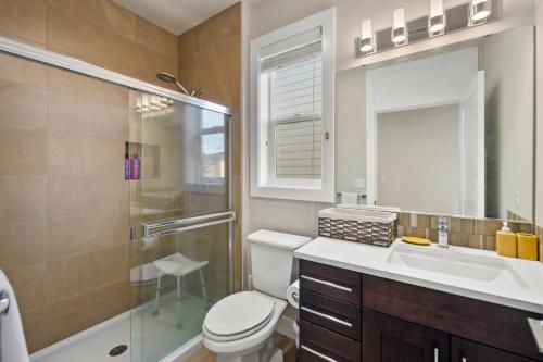 uma casa de banho com um WC, um lavatório e um chuveiro em Luxurious Woodinville WA Guest Suite for Rent em Woodinville