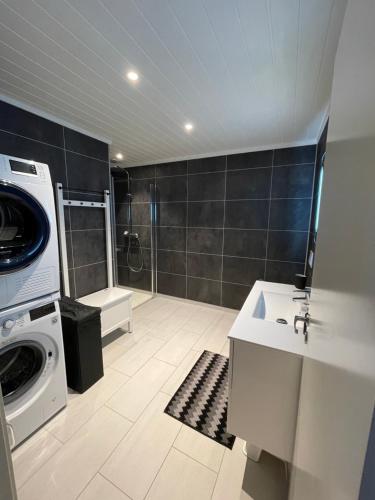 a bathroom with a washing machine and a washer at Lakes and mountain, we got both! in Moi